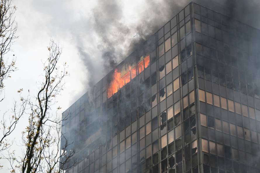 Zagreb: Ponovno je planuo požar na Vjesnikovoj zgradi 