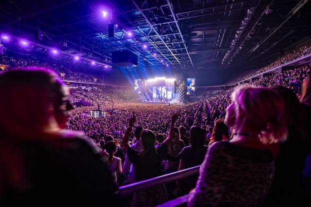 FOTO 'Pogled ispod resica': Severina ni drugi dan koncerta nije skidala svoj 'dlakavi' šešir