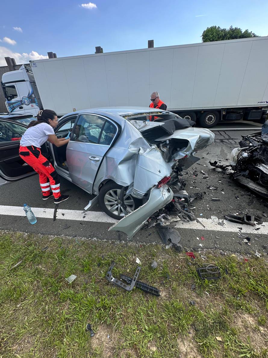 FOTO Nova teška nesreća na A3 kod Samobora. Smrskani auti, stigao i medicinski helikopter