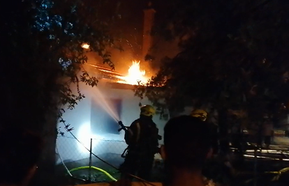 U predgrađu Zagreba gori kuća, 14 vatrogasaca na terenu