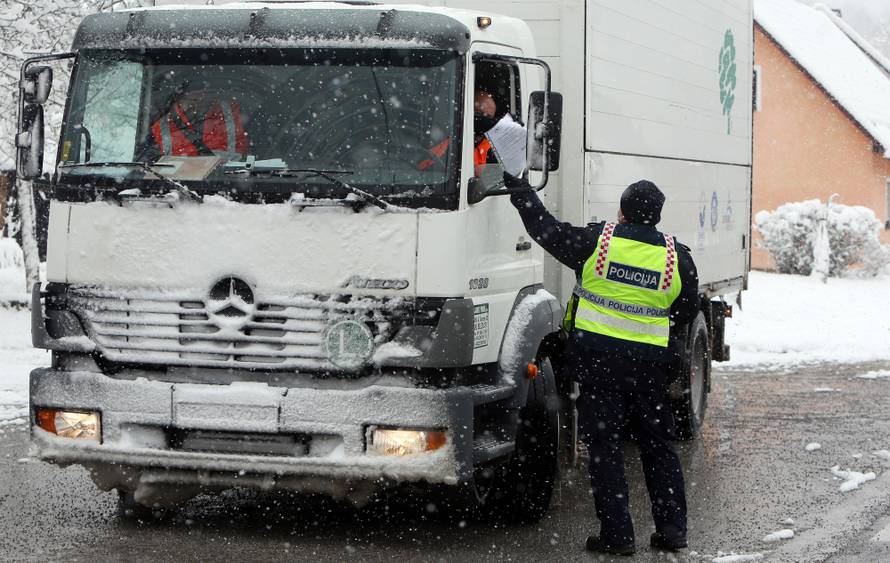 Gorski kotar pod snijegom, ceste su prazne, a policija provjerava propusnice