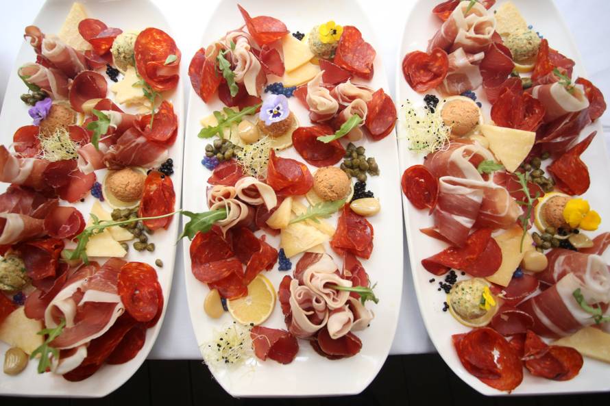 Split: U sklopu Gastro adventa Å¾upan i novinari upalili prvu adventsku svijeÄu