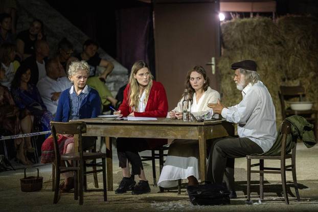 Pula: U Malom rimskom kazalištu odigrana je predstava "Antigona - 2000 godina kasnije"