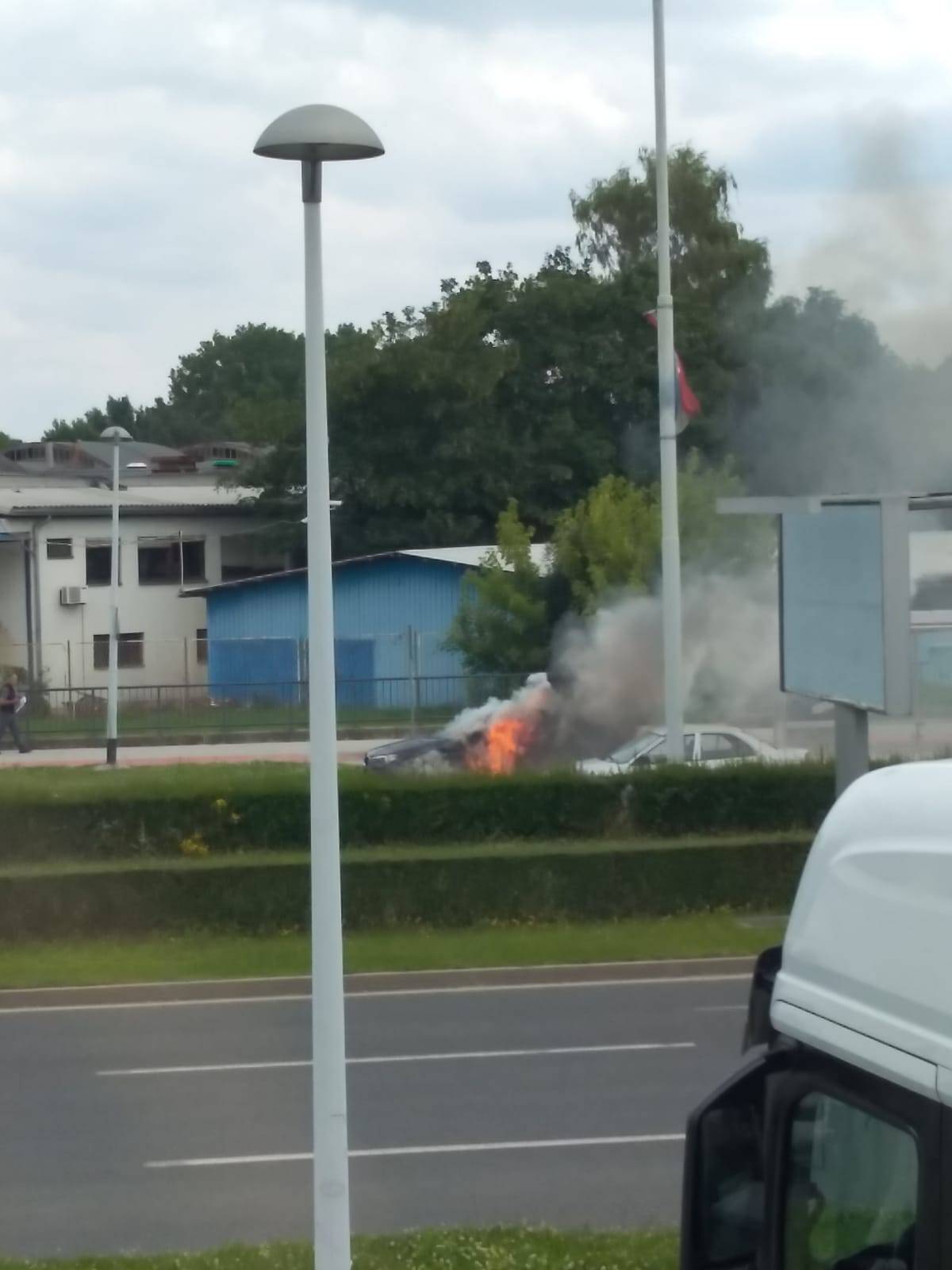 Gorio BMW na Radničkoj, gasili su ga građani prije vatrogasaca