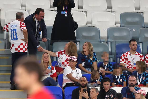 Plenković u društvu sina, naši ministri okruženi šeicima, stigle su i  obitelji Modrić i Kramarić...