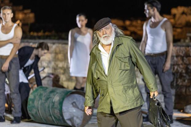 Pula: U Malom rimskom kazalištu odigrana je predstava "Antigona - 2000 godina kasnije"