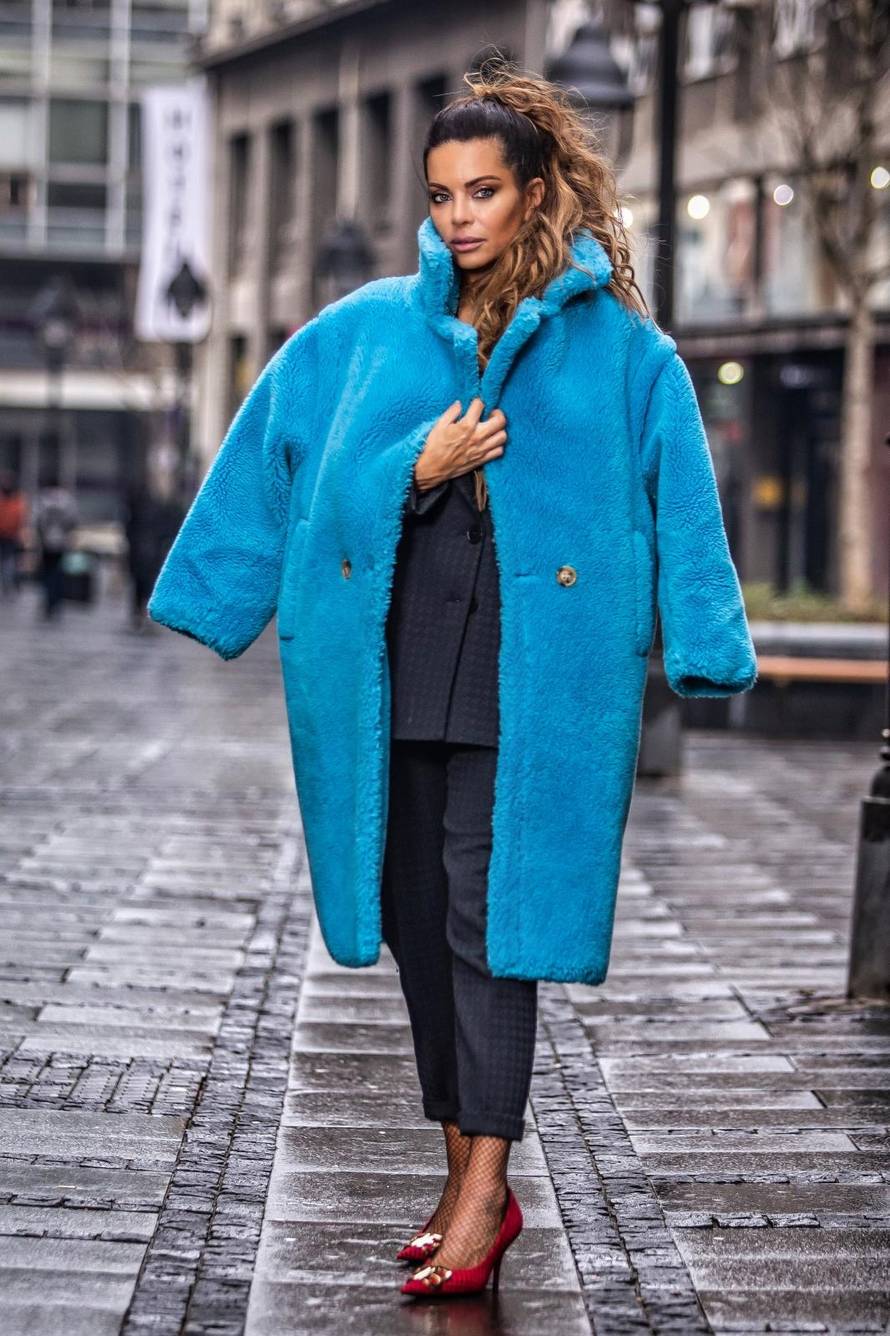 Pišek pokazala koliko je gipka: Napravila špagu u centru grada