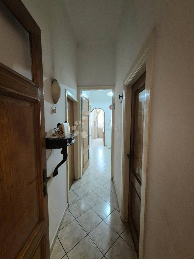 FOTO 'Namještaj iz doba Juge i bakina deka': Ovaj stan u Splitu prodaju za skoro 2 milijuna eura