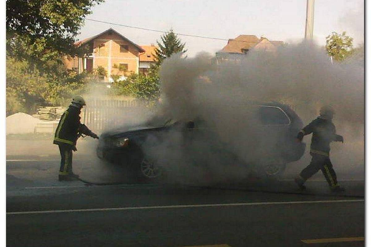 Na Aveniji Dubrava u vožnji se zapalio Volvo