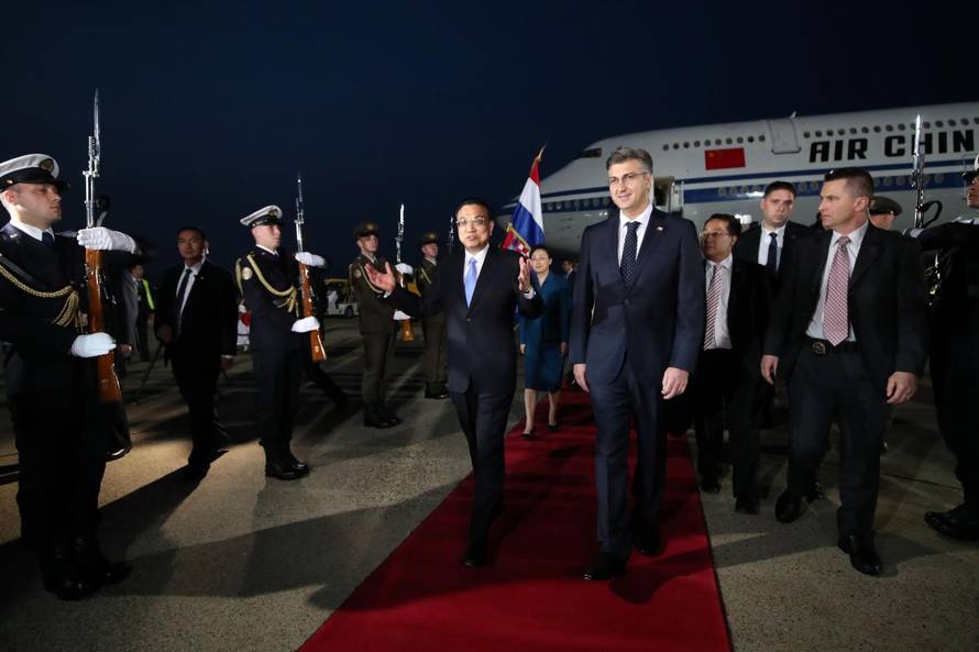 Plenković na dar dobio loptu, a on poklonio bicikl Mate Rimca