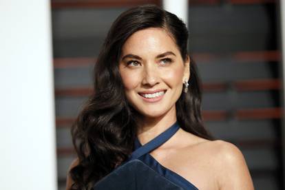 Olivia Munn uz komotne sakoe nosi visoke čizme i vruće hlačice