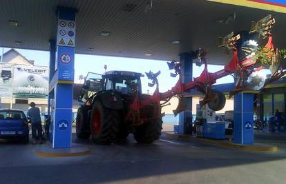 Sl. Brod: Traktorom stigao u grad da si natoči gorivo