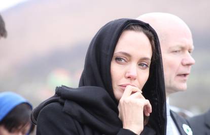 Dirnuta: Jolie nije mogla sakriti suzu kad je stigla u Potočare