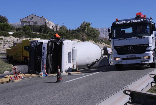 Split: Převrácená domíchávačka betonu na rychlostní silnici Solin - Klis