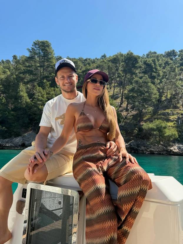 FOTO Rakitićeva Raquel 'ubija' golišavim trbušnjacima