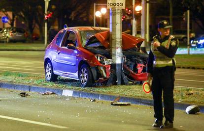 Peugeot se zabio u stup: Ozlijeđene odvezli u bolnicu