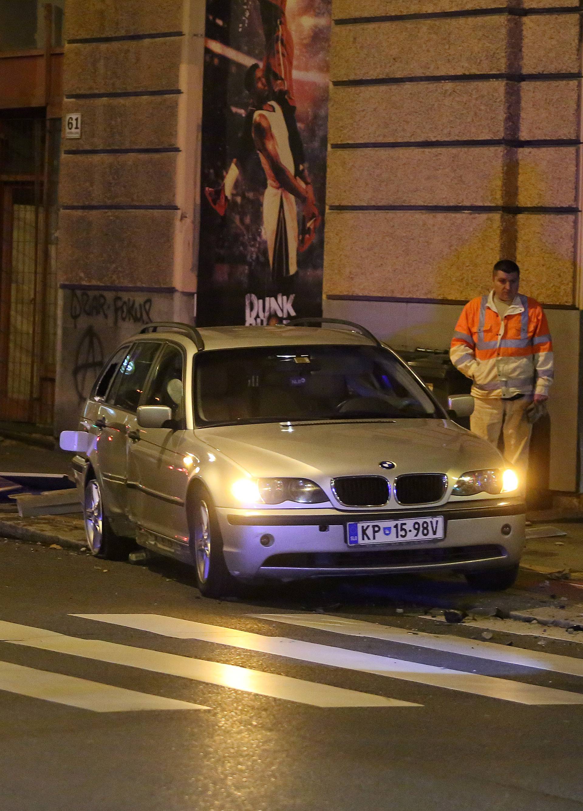 Prošao kroz crveno? Od siline udara BMW odbačen na pločnik