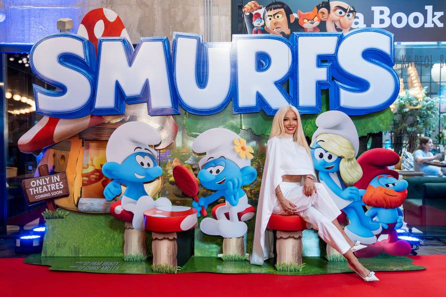 Maja šuput u zagrljaju svojih najmlađih fanova na premijeri