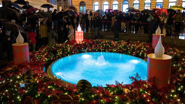 Zagreb: Gradonačelnik Tomašević i Nikolina Brnjac upalili prvu adventsku svijeću na Manduševcu