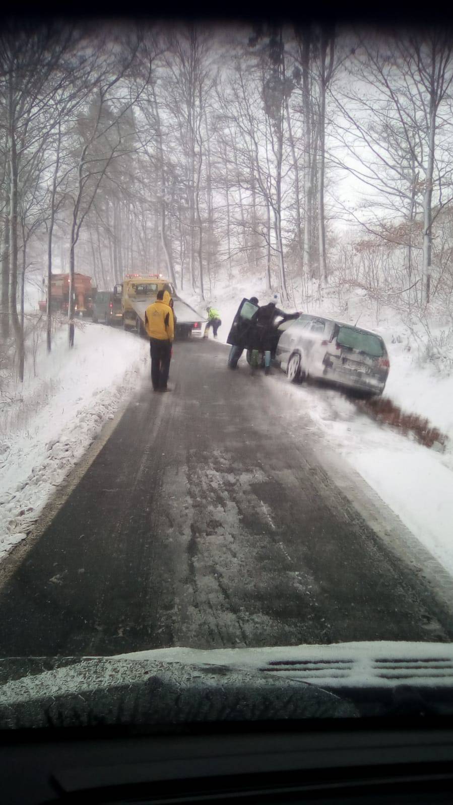 Snježna mećava u Hrvatskoj: Brojne ceste potpuno zatrpane