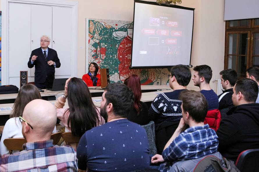 Osijek: Predavanje Ive Josipovića na temu "Politika i glazba"