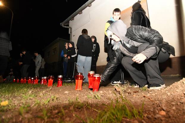 Bjelovar: Zapaljene svijeće u sjećanje na Vukovar 