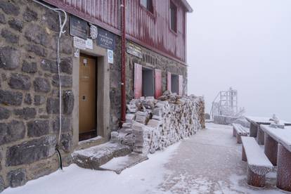 FOTO Snijeg je zabijelio Zavižan