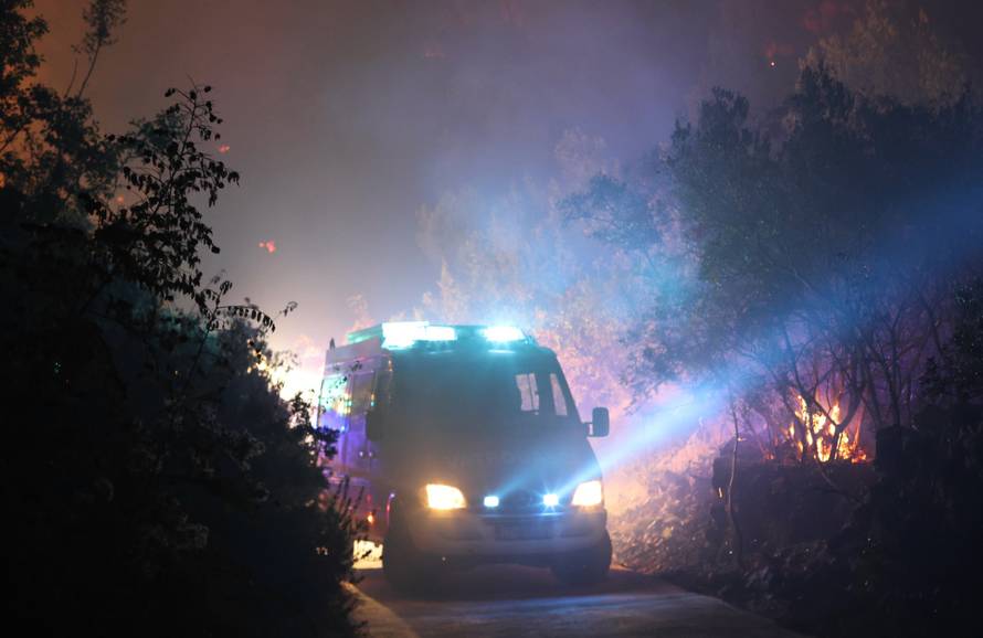 Brač:Još jedna neprospavana noć za gasitelje.