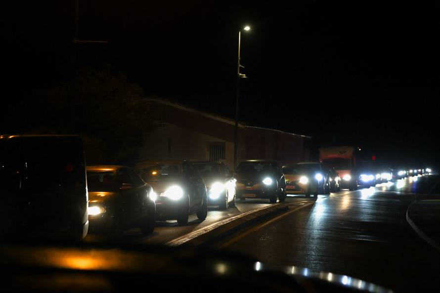 Evacuated residents leave Saint-Jean-d’Illac