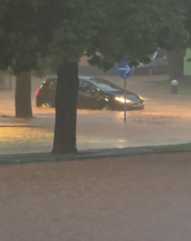 FOTO U dva sata 2000 udara munja! Palo 100 l kiše po m2! Pogledajte šokantne fotografije