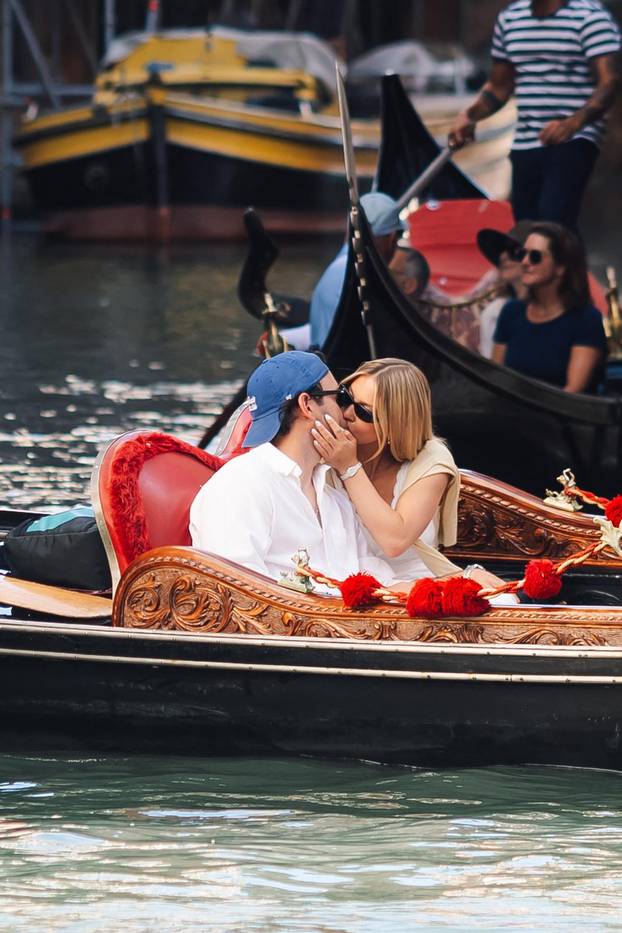 Sydney Sweeney et son compagnon Scooter Braun font une balade en gondole et se promènent main dans la main à Venise lors du 83ème Festival International du Film (Mostra)