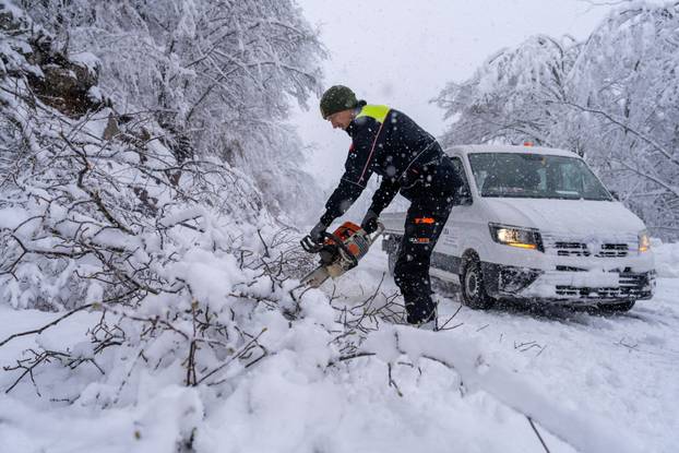 U Vrhovinama i Babinom Potoku palo je oko 50 do 80 cm snijega 
