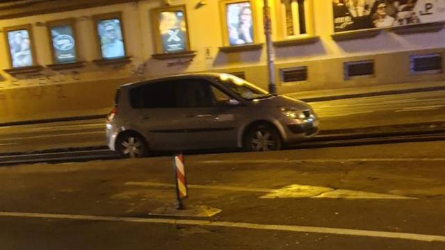 Kolaps u Zagrebu: Nije vidio semafor, autom pao u tračnice