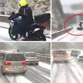 VIDEO Pogledajte kaos u Klisu: Snimili motorista koji je pao na ledenoj cesti. Sudarili se i auti!