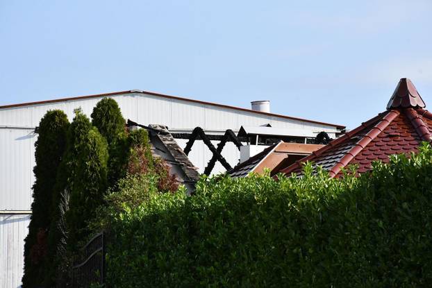 FOTO Izgorjeli skupocjeni auti kraj Požege: Viličarima ih iznosili da spriječe katastrofu