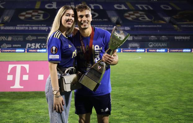 Nogometaši Dinama ponosno pozirali sa svojim obiteljima 