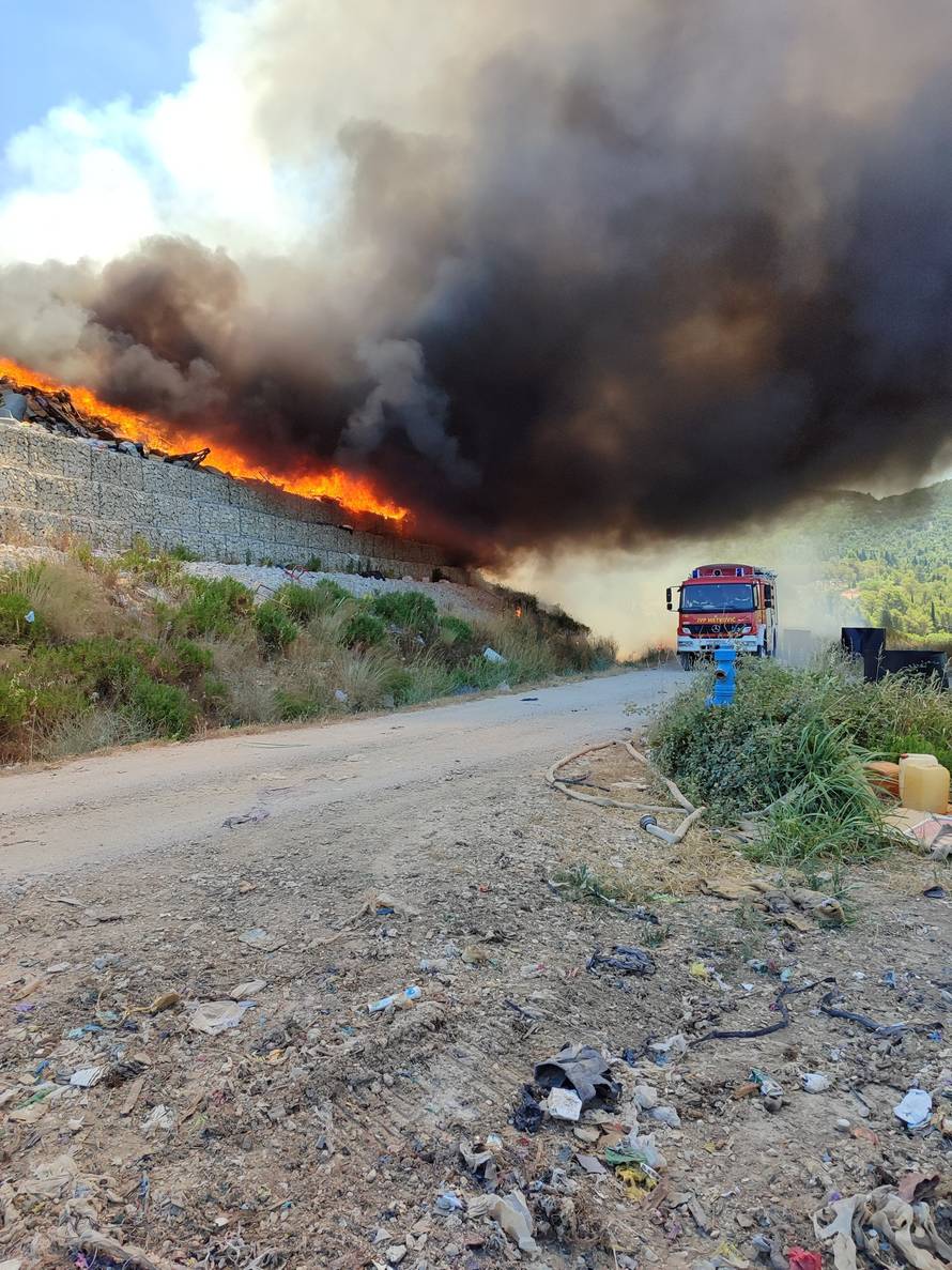Požar deponija u Metkoviću