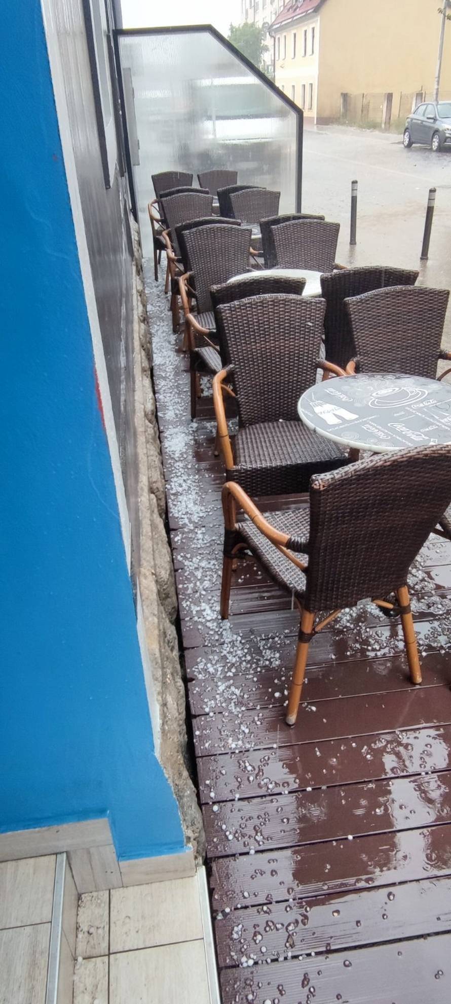 VIDEO Stiže hladna fronta, tuča i grmljavina pogodili su Gospić: 'Ljudi su jurili da sklone vozila'