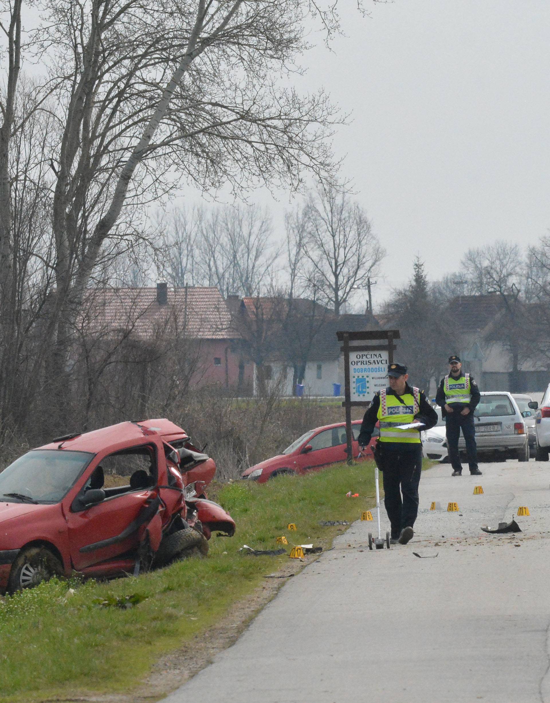 Vozač poginuo,  a Clio smrskan: Pijan kombijem naletio na auto