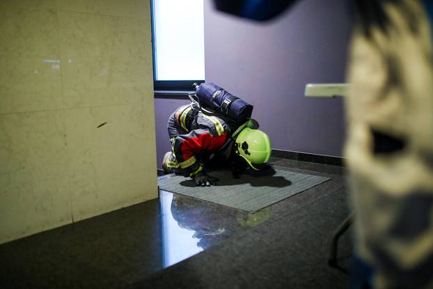 Zagreb: Vatrogasci pod punom opremom pretrčali 666 stepenica u humanitarne svrhe