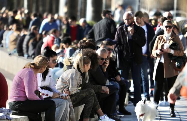 Splićani ignoriraju upozorenja Stožera, natiskali se na rivi i uživali u kavi