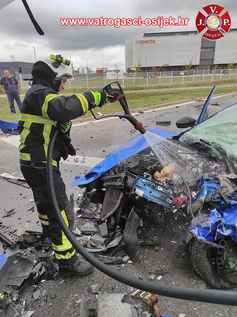 VIDEO Strašan sudar kamiona i auta kod Osijeka: Vozača (36) bez svijesti prevezli u bolnicu