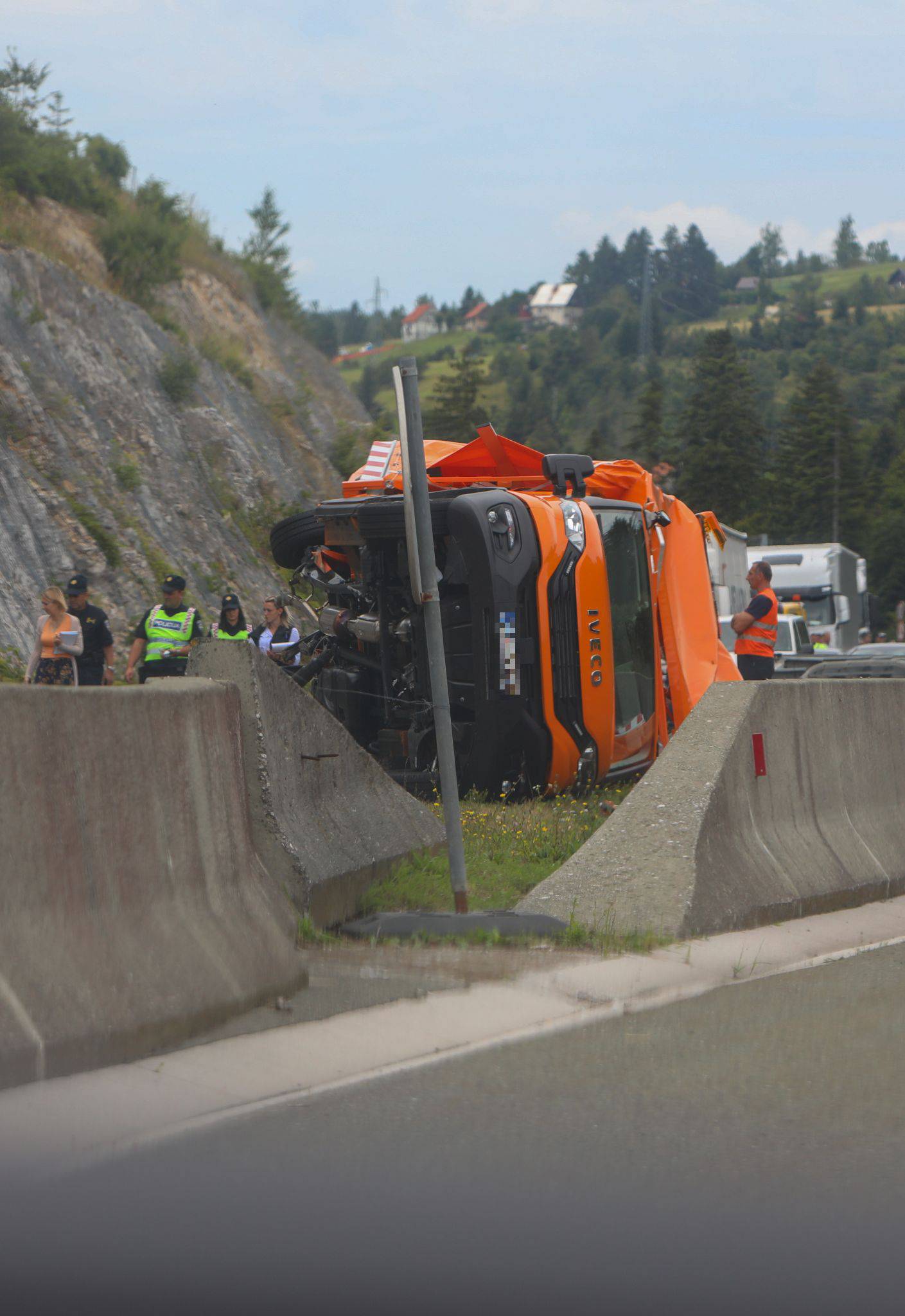 Fotografije s autoceste: Kamion udario dva radnika HAC-a u zaustavnoj traci, poginuli su