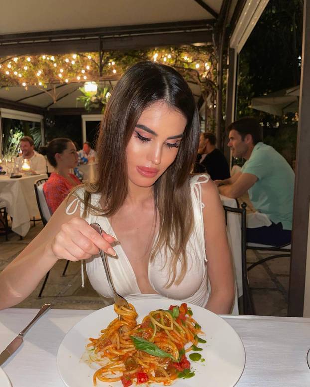 FOTO Talijanka seksi outfitima oduševljava milijune, a za sebe kaže: 'Ja sam loš utjecaj'