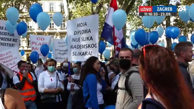 VIDEO Prosvjed medicinskih sestara: 'Kako smo godinu i pol radili bez cjepiva i testiranja?!'