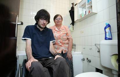 Sina invalida majka mora kupati u stolcu za nuždu
