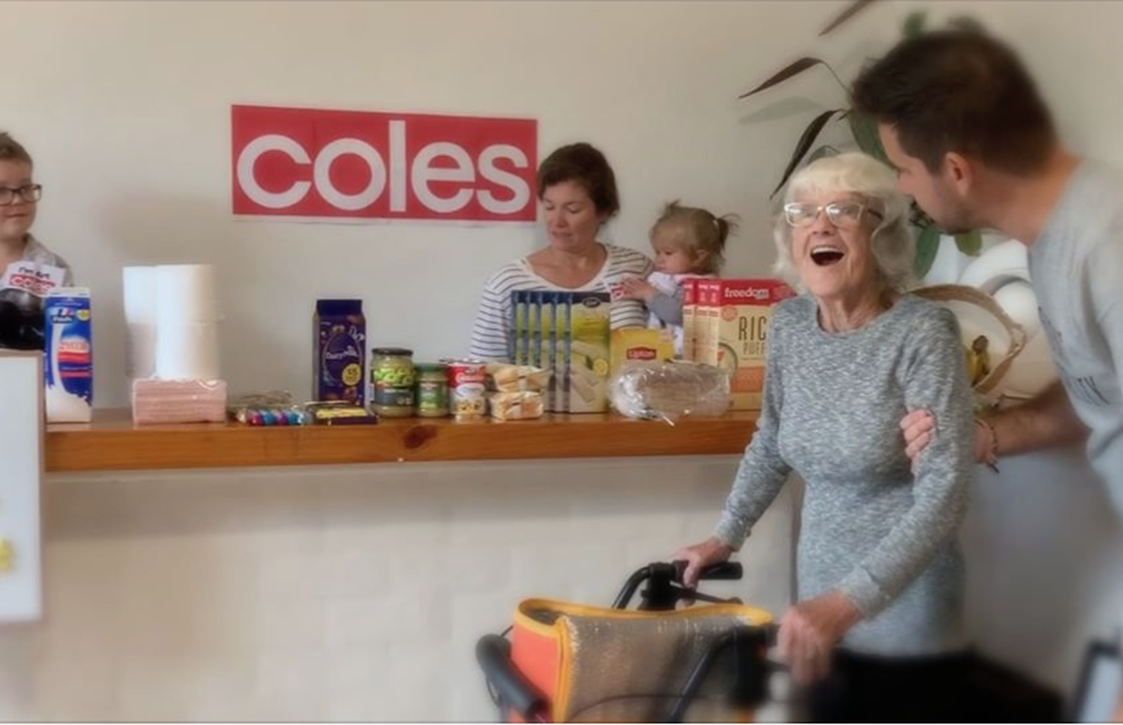 Otvorili supermarket u kući da baka u izolaciji može u šetnju
