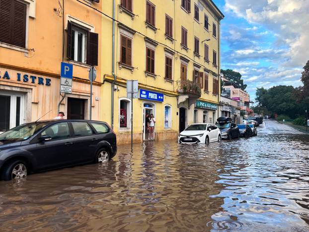 Jaka kiša poplavila ulicu u Puli