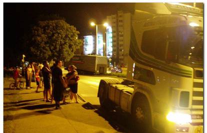 Zadar: Kamionu prikolica "otpala" na semaforu 