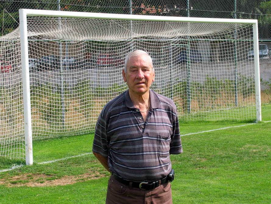 Pjevao je Kirku Douglasu i ekipi Hajduka, utemeljio nogomet u Postirama. Umro je barba Lovre